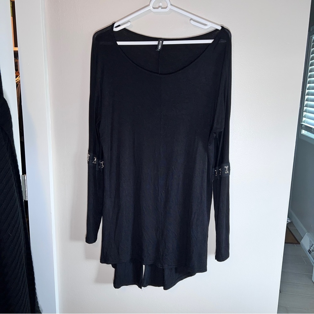 EUC Disturbia Convertible Sleeve Hook and Eye Tunic with back split